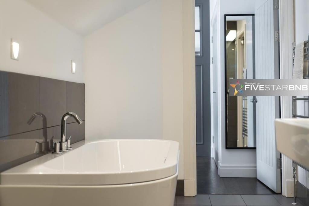Cool Urban Apartment With Stunning Castle Views Эдинбург Экстерьер фото