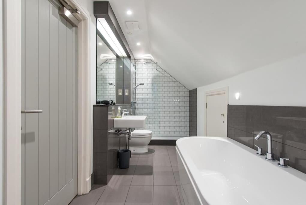 Cool Urban Apartment With Stunning Castle Views Эдинбург Экстерьер фото