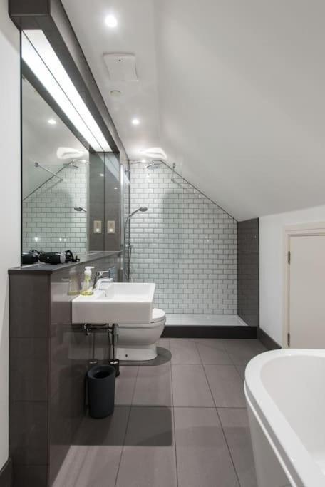 Cool Urban Apartment With Stunning Castle Views Эдинбург Экстерьер фото